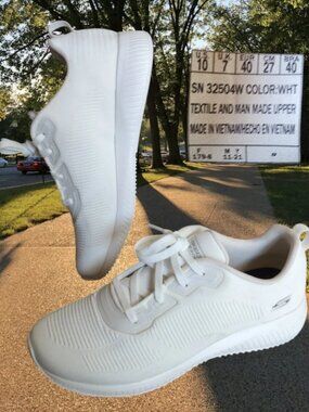 Skechers Bobs 32504W White Women's Sz 10 WIDE Sneakers Walking Shoes Memory Foam